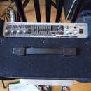 Černý kombozesilovač s povrchem z textilie a ovládacím panelem v horní části. Na panelu jsou nápisy ULTRATONE KB800FX, 180-WATT PA SYSTEM / KEYBOARD…