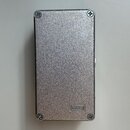 Stříbrný kytarový efekt v kovovém obalu s texturovaným povrchem. V pravém dolním rohu je vyraženo logo MXR. Obal je upevněn čtyřmi křížovými šrouby v…