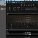 Snímek zachycuje digitální rozhraní softwarového zesilovače v programu Logic Pro. Uprostřed je zobrazen virtuální kytarový kombozesilovač s černým po…