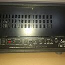 Zadní strana černého kytarového komba s ventilační mřížkou v horní části. Na spodním panelu jsou umístěny konektory a přepínače s popisky: 16 OHM OUT…