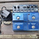 Modrý kytarový looper s kovovým povrchem a ovládacími prvky. Na horním panelu jsou nápisy JamMan, LOOP LEVEL, RHYTHM LEVEL, RECORD, PLAY, OVERDUB, MI…