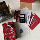 Červený kytarový efekt s nápisy DigiTech, HammerOn INSTANTANEOUS PITCH SHIFTER a Whammy. Zařízení má několik červených ovládacích knoflíků, přepínače…