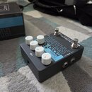 Šedý efekt pedál s pěti bílými oválnými ovladači. Na horní straně je nápis bass mono SYNTH a logo Mono Synth, v pravém horním rohu text Electro-Harmo…