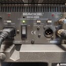 Zadní panel aktivního monitoru značky MACKIE, model SRM450. Na panelu jsou nápisy ACTIVE SOUND REINFORCEMENT MONITOR SYSTEM, CE a v dolní části MACKI…