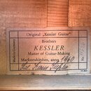 Fotografie znázorňuje papírový štítek vložený do korpusu nástroje. Štítek obsahuje text: „Original „Kessler Guitar““, „Brothers KESSLER Master of Gui…
