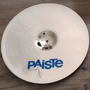 Kruhový kovový činel stříbrné barvy s viditelným rýhováním povrchu. Na spodní části je modrý nápis PAiste a pod ním menší text MADE IN SWITZERLAND. P…