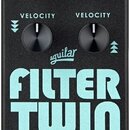Černý efekt pedál s nápisem aguilar a velkým modrým textem FILTER TWIN. Na horní části jsou čtyři černé ovládací knoflíky s bílými popisky BLEND, THR…