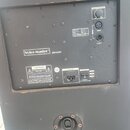 Zadní strana černého reproduktorového boxu s kovovým zadním panelem. Na panelu jsou nápisy Voice Master®, BW-815T, GAIN CONTROL, INPUT a OUTPUT u dvo…