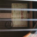 Detail vnitřku akustické kytary s viditelným štítkem. Na štítku je uveden nápis „Flamenco“, „Made in Spain Since 1965“, „Mod. 7 P CLASSIC“ a „N. Seri…
