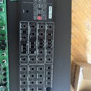 Černý ovládací panel analogového polyfonního syntetizátoru s nápisem Pro-800 a značkou behringer. Panel obsahuje řadu posuvníků, otočných potenciomet…