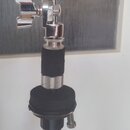 Detail chromovaného mechanismu s Adjustment šroubem a černým gumovým prstencem. Na kovovém utahovacím šroubku je vyryt nápis Gibraltar. Povrch chromu…