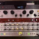 Fotografie zachycuje rack s několika studiovými zařízeními. Shora dolů jsou vidět jednotky s nápisy FURMAN M-10x E, Antelope ORION+, KLARH TEKTONIK E…