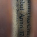 Detailní pohled do vnitřku dřevěného nástroje s nápisy. Je zde vidět text Faciebat Anno 17 a Made in Germany. Vedle je částečně viditelný nápis strad…