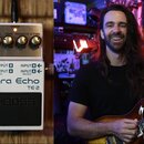 Bílá efekt pedál s černým spínacím pedalem a nápisem BOSS. Na horní části jsou čtyři ovládací knoflíky s popisky E.LEVEL, TONE, FEEDBACK a S-TIME a k…