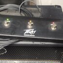Černý obdélníkový dálkový spínač s nápisem Fender REMOTE SWITCH. Zařízení má tři stříbrné přepínače a dvě svítící kontrolky (zelenou a červenou) s po…
