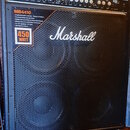 Černý kytarový kombozesilovač značky Marshall s modelem MB4410. Na přední mřížce je bílé logo Marshall a nálepka s nápisem 450 WATT. Horní ovládací p…