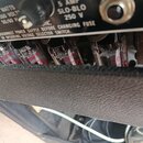 Detailní pohled na zadní část přístroje s řadou elektronických vakuových trubic. Na černém kovovém panelu jsou bílé nápisy: 350 WATTS, 100/250 VOLT,…