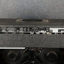 Zadní strana kytarového komba v černém texturovaném potahu. Na ovládacím panelu jsou nápisy INPUT POWER 230V ~ 50Hz, Fender TWIN REVERB, CR-361492 a…