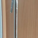 Stříbrný kovový mikrofonní stojan s teleskopickou hůlkou. V horní části je kloub s utahovacími šrouby, v dolní části se nachází další stahovací mecha…
