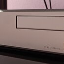 Stříbrný audio komponent s digitálním displejem, na kterém svítí zelená čísla 7.23. Na pravé straně je nápis LINN s doprovodným logem v kruhu a v dol…