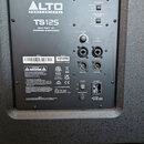 Zadní panel černého aktivního subwooferu značky ALTO PROFESSIONAL, model TS12S 2500-WATT 12" POWERED SUBWOOFER. Panel obsahuje dva vstupy INPUT 1 a I…