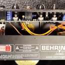 Fotografie zachycuje vnitřní zapojení a zadní panel vakuumového zesilovače. Na černém kovovém panelu jsou nápisy VINTAGER AC108, 15 WATT VACUUM TUBE…