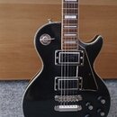 Černá elektrická kytara s tvarem singlecut a bílým lemováním. Na krytu horního snímače je nápis "Epiphone". Kytara má dva humbuckery, čtyři ovládací…