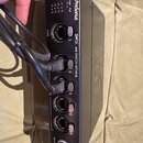 Černý síťový switch značky PreSonus s nápisem SW5E AVB SWITCH WITH POE. Zařízení obsahuje pět ethernetových portů, u kterých jsou umístěna tlačítka s…