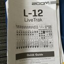 Fotografie znázorňuje papírový Quick Guide pro zařízení ZOOM L-12 LiveTrak. Dokument obsahuje schéma ovládacího panelu přístroje a textové informace…