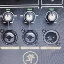 Fotografie zachycuje ovládací panel aktivního reproduktoru. Jsou zde vidět přepínač SPEAKER MODE s pozicemi MUSIC, LIVE, MON, SUB a sekce MAIN s tlač…