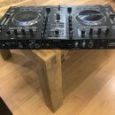Černý DJ kontrolér s dvěma jog-koly, faderem a množstvím ovládacích knoflíků. Na horní části je nápis DENON DJ a modelové označení MC1000. Zadní pane…