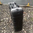Černý transportní kufr z texturovaného plastu s hliníkovými hranami a zapínáním. Na boku je vylisované logo s nápisem "Gator Cases". Povrch vykazuje…
