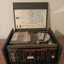Efektový procesor Roland CHORUS ECHO RE-501 v černém texturovaném kufru. Na předním panelu jsou ovládací knofíky, přepínače a nápisy včetně značky Ro…