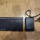 Černý bezdrátový přijímač s nápisy SEKAKU, Wireless Mic. Receiver Diversity WR-102DR a kontrolkami POWER ON, DIVERSITY A—B a AUDIO PEAK. Na horní str…