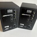 Dva černé aktivní studiové monitory značky KRK SYSTEMS, model ROKIT 5 POWERED. Zadní panely obsahují ovládací prvky HF LEVEL ADJUST, LF LEVEL ADJUST…