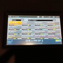 Detailní pohled na displej digitálního klaviru nebo syntezátoru. Na obrazovce je zobrazeno menu s názvem Live Set a seznam presetů v rámci kategorie…
