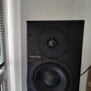 Černý studiový monitor v hranatém provedení. Na přední straně je umístěn výšekový reproduktor a níže větší basový reproduktor. Mezi nimi se nachází č…