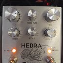 Stříbrný efektový pedál s nápisy HEDRA a meris. Zařízení má šest otočných kovových ovladačů s popisky KEY, MICRO TUNE, MIX, PITCH 1, PITCH 2 a PITCH…