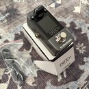 Černý kytarový pedál s nápisy DITTO+ LOOPER a tc electronic v kovovém šasi. Zařízení leží na bílém originálním krabici s identickými nápisy DITTO+ LO…