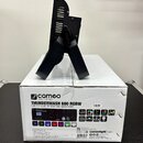 Černý LED reflektor s nastavitelným stojanem umístěný na bílém kartonovém obalu. Na obalu je nápis „cameo colours of light“ a model „THUNDERWASH 600…