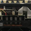 Fotografie zachycuje vnitřek elektronického zařízení, pravděpodobně zesilovače, s otevřeným šasi. Uvnitř jsou vidět vakuové elektrony, kabeláže různý…