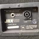 Detail zadní strany reproduktoru s černým plastovým panelem. Na panelu je nápis Recommended Amplifier Power 500 - 1.000 watts, 4 ohms a označení IN /…