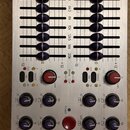 Detailní pohled na stříbrný rackový grafický ekvalizér značky KLARKTEKNIK, model DN370 DUAL GRAPHIC EQUALISER. Zařízení obsahuje dvě sekce s modrými…