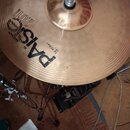 Kroužek čelnicového činele v bronzové barvě s jemným žebrováním povrchu. Na povrchu je černý nápis PAISTE 2017 a menší text MEBNIAT. Činel je umístěn…