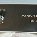 Černý přední panel audio zesilovače s nápisy zetawatt 2020 a HI-FI STEREO. Na levé straně jsou čtyři otočné ovladače s popisky HLASITOST, BASY, VÝŠKY…