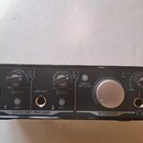 Černý zvukový interface s nápisy ONYX Artist 1-2 a ONYX MIC PREAMP. Zařízení obsahuje dva vstupy s ovladači GAIN (označené MIN a MAX), přepínač +48V,…