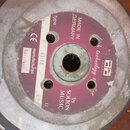 Záběr na zadní stranu reproduktoru s fialovým štítkem. Na štítku jsou nápisy MADE IN GERMANY, type GL 12, manufactured MAY/1990, by SOLTON MUSIC a zn…