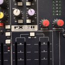 Detailní pohled na ovládací panel míchací pultu s nápisem FX16ii. Jsou vidět různé ovládací prvky, včetně bílých a fialových otočných knoflíků, červe…