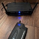 Černý bezdrátový systém složený z vysílače a přijímače. Na obou zařízeních je bílý nápis audio-technica a modrý nápis SYSTEM DIGITAL 2.4 GHz. Přijíma…