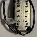Kovový snímač s šesti řadami magnetických pólů a připojenými černými a barevnými vodiči. Na povrchu je vyražen nápis DIMARZIO PICKUPS MADE IN U.S.A a…